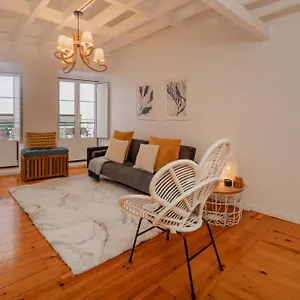 Apartment Stylish Getaway In A Mezzanine Flat By The Castle, Lisbon